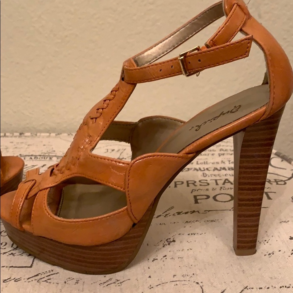 Heels - Picture 3 of 4
